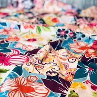 Kuscheliger Minky Patchwork Decke Quilt Für Baby Mädchen - Bold Bright Boho Floral in Pinks & Blues von Puttsow