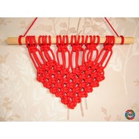 Rotes Liebes Herz Makramee Wandbehang - Handgemachte Wandkunst Paracord Seil Kunst Seilbehang Rotes Liebes Herz Makramee Wandbehang - Handgemachte Wandkunst Paracord Seil Kunst Seilbehang von Pyracord