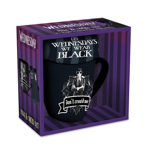Pyramid International Wednesday-Tasse und Socken-Set [schwarz tragen] – stilvolles Mittwoch-Design, inklusive gemütlichen, schwarzen Socken, tolles Geschenk für Fans, langlebig und von Pyramid International