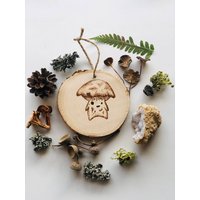 Goblet Waxcap Pilz Sprite - Holz Brennendes Ornament von PyrographicPolypore