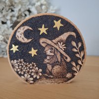 Holzdekoration Hase Holzscheibe Mit Brandmalerei Dekoration Zum Aufstellen Handarbeit Geschenkidee Holz Häschen Magie Zauber Mond von PyrographieLiebe