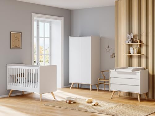 QMM TraumMoebel Babyzimmer Kinderzimmer Vienna komplett Set A Kleiderschrank Kommode Wickelaufsatz Bett (Weiß) von QMM TraumMoebel