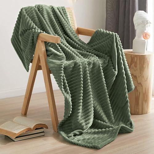 QOFLY Kuscheldecke, Olivgrün Fleecedecke, 100x150 weiche & leichte Wohndecke, Pflegeleichte, plüschige, luftige Sofadecke, Fleece-Couchdecke, für drinnen oder draußen, Grün… von QOFLY