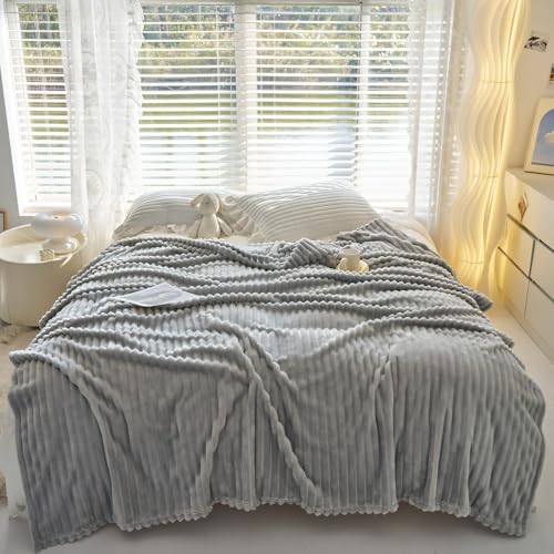 QOFLY Kuscheldecke-Flanell Sofadecke-Grau 200 x 230cm，Geschenkverpackung Hochwertige, Flauschige Fleecedecke als Wohndecke, Tagesdecke oder Sofaüberwurf von QOFLY