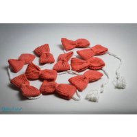Gestrickte Schleife Girlande, Gestrickt, Wohnkultur, Liebe, Schleife, Party, Koralle Baby-Dusche, Wimpel, Dekor, Schleife Gestrickte Schleife Girlande, Gestrickt, Wohnkultur, Liebe, Schleife, Party, Koralle Baby-Dusche, Wimpel, Dekor, Schleife von QaffkaCrafts