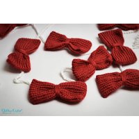 Gestrickte Schleife Girlande, Gestrickt, Wohnkultur, Liebe, Schleife, Party, Rote Baby-Dusche, Wimpel, Rotem Dekor, Roten Schleife von QaffkaCrafts