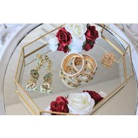 Vergoldetes Hochzeitsschmucktablett Mit Seidenweißen Und Roten Blumen | Nikkah Shaadi Valima von Qainaat