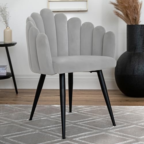 Qiyano Sessel Samtiger Stuhl mit Armlehne in Muschel-Form Glamour für Schminktisch Wohnzimmer oder Esszimmer Designer Thron-Stuhl Samt, Farbe: Hellgrau-Grau von Qiyano