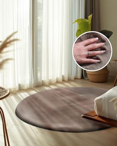 Qiyano Teppich Wanga Hochflor - Fellimitat, flauschig, weich, Soft, kuschelig, einfarbig, Pastell - Wohnzimmer, Schlafzimmer, Kinderzimmer, Büro - Farbe: Taupe, Größe: Ø 120 cm RUND Qiyano Teppich Wanga Hochflor - Fellimitat, flauschig, weich, Soft, kuschelig, einfarbig, Pastell - Wohnzimmer, Schlafzimmer, Kinderzimmer, Büro - Farbe: Taupe, Größe: Ø 120 cm RUND von Qiyano