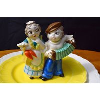 Keramikfigur Übertopf, Japan, Großgemustertes Mädchen Mit Korb, Junge Akkordeon, 1950Er Jahre von Quaintclassics