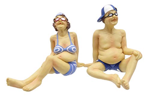 TANGDIAABBCC Quaytrader Flabby und fabelhaft altes Strandpaar sitzende Schwimmer-Figuren – Badezimmer-Ornamente – humorvolle Badepaar-Figuren – Blau & Weiß – 10 cm TANGDIAABBCC Quaytrader Flabby und fabelhaft altes Strandpaar sitzende Schwimmer-Figuren – Badezimmer-Ornamente – humorvolle Badepaar-Figuren – Blau & Weiß – 10 cm von Quaytrader