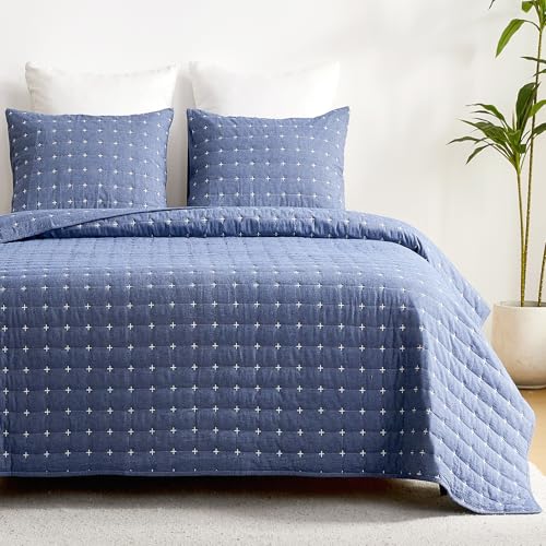 Qucover Tagesdecke 240x260cm Baumwolle Blau, Ultra Weiche Bett Überwurfdecke Stickerei, Tagesdecke mit 2 Kissen Set, Steppdecke 220x240, Vielseitige Wohndecke als Tagesdecke Gesteppt oder Sofaüberwurf von Qucover