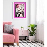 queence Bild mit Rahmen "Frau mit Hut aus Blumen", Bilder von Frauen-Blumen-Blumenbilder-Frau-Kunst, (1 St.), Poster mit buntem Acrylglas Passepartout von Queence
