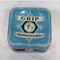 Alte Blechdose Grip Stahlstecknadeln Metalldose Stahlstecknadeldose Ohne Inhalt Alte Blechdose Grip Stahlstecknadeln Metalldose Stahlstecknadeldose Ohne Inhalt von QueenofGarbage2