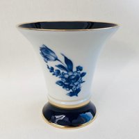 Blumenvase Trichtervase Royal Dux Tschechoslowakei Porzellanvase Kobaltblaue Vase Blumenstrauß Blüten Goldrand von QueenofGarbage2