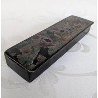 Federmäppchen Klappdeckel Um 1900 Pappmaché Lackierte Schatulle Decoupage Kinder 3 Innenfächer Frankreich Federmäppchen Klappdeckel Um 1900 Pappmaché Lackierte Schatulle Decoupage Kinder 3 Innenfächer Frankreich von QueenofGarbage2