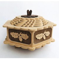 Handgesägte Holzschatulle Deckeldose Eichenlaub Eicheln Holzdose Aufbewahrungsdose Handgesägte Holzschatulle Deckeldose Eichenlaub Eicheln Holzdose Aufbewahrungsdose von QueenofGarbage2