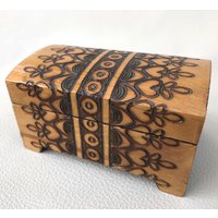 Kleine Holzschatulle Brandmalerei Holzdose Holzkiste Schatulle Schmuckschatulle Kunsthandwerk Pyrografie Schatztruhe Kleine Holzschatulle Brandmalerei Holzdose Holzkiste Schatulle Schmuckschatulle Kunsthandwerk Pyrografie Schatztruhe von QueenofGarbage2