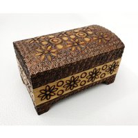 Kleine Holzschatulle Brandmalerei Holzdose Holzkiste Schatulle Schmuckschatulle Kunsthandwerk Pyrografie von QueenofGarbage2