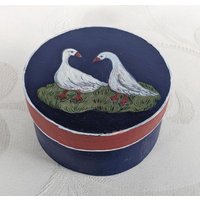Kleine Runde Spanschachtel Deckeldose Handbemalt Gänse Gänsepaar Kleine Runde Spanschachtel Deckeldose Handbemalt Gänse Gänsepaar von QueenofGarbage2