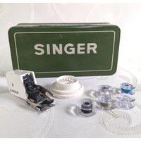 Nähmaschinenblechdose Singer 15 Nähmaschine Zubehör Spulenhalter Spule Overlock Nähfuß von QueenofGarbage2