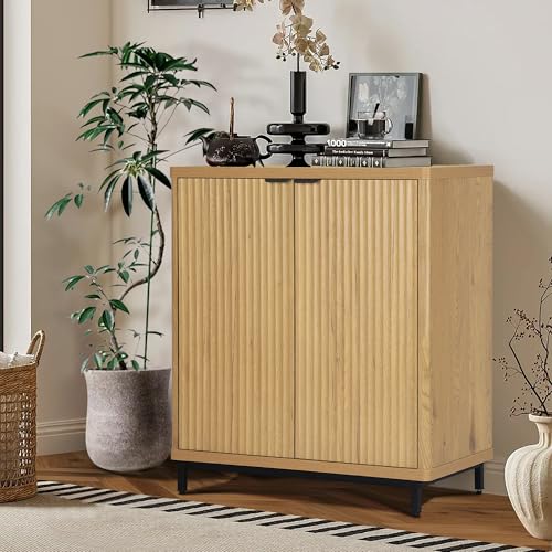 QuicMiou Buffetschrank mit Stauraum, Sideboard, modernes Anrichtenbrett, mit 2 Türen und 2 Regalen, geriffelte Medienkonsole für Wohnzimmer, Küche, Esszimmer, Flur (natürliche Eiche) von QuicMiou