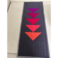 Gesteppter Tischläufer, Moderner Topflappen, Tischdeko, Kleines Weihnachtsgeschenk, Hausdekoration, Kleiner Quilt Sale Gesteppter Tischläufer, Moderner Topflappen, Tischdeko, Kleines Weihnachtsgeschenk, Hausdekoration, Kleiner Quilt Sale von QuiltAndBeyond