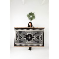 Hölzerner Deckenhalter - Wie Man Eine Pendleton-Decke An Die Wand Hängt von QuiltHangers