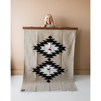 Walnuss-Fleck-Hölzerner Teppich-Aufhänger Für Wand von QuiltHangers