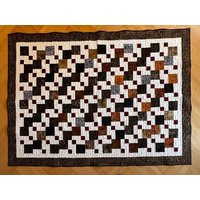 Patchwork-Quilt-Decke Rot-Braune Karo Decke Mit Bali Batik Stoffen von QuiltManShop