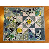 Patchwork-Quilt-Wandbehang Blaue Gelber Stern von QuiltManShop