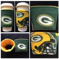 Ein [Set Von 2] Green Bay Packers Fleece Stoff Kaffee Gemütlich, Wiederverwendbar Kaffeetasse Halter - Tasche Coffee Cozies von QuiltNCrochet