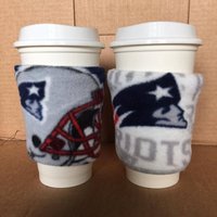 Ein [Set Von 2] Nfl New England Patriots Fleece Stoff Kaffee Gemütlich, Wiederverwendbar Kaffeetasse Halter - Tasche Coffee Cozies von QuiltNCrochet