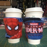 Ein [Set Von 2] Spider-Man Fleece Stoff Kaffeetasse Gemütlich, Wiederverwendbare Halter, Superheld Kaffee Hülle, Spider Man Coffee Cozies von QuiltNCrochet
