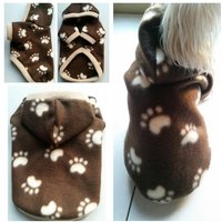 Fleece Hunde Hoodie Brauner Hundepullover Mit Pfotenabdruck Für Kleine Hunderassen von QuiltNCrochet