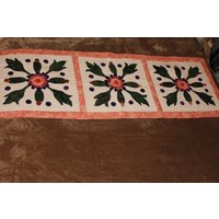 Pfirsich Und Lila Blumen Applikation Tischläufer von Quiltatude