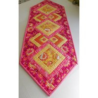 Rosa Und Gelb Floraler Tischläufer-Reversible To Cherry Blossom-Kostenloser Versand Zu Continental Us von QuiltedDecorAndMore