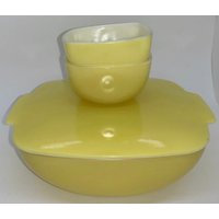 Vintage Pyrex Opal Hostess Set, Kleines Gelbes Eine 1 1/2 Quart Servierschale, Zwei 7 Unzen Ramekins, Ernte Gelb von QuiltsAndTreasuresJ