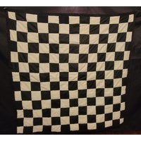 Handgenähte Quilt - Wandbehang Aus Baumwolle - Künstlerisch Gequiltet Wandbehang - Schwarz, Und Weiß - Schachbrett - Gee's Bend Quilt Handgenähte Quilt - Wandbehang Aus Baumwolle - Künstlerisch Gequiltet Wandbehang - Schwarz, Und Weiß - Schachbrett - Gee's Bend Quilt von QuiltsByCaster