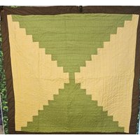 Handgenähter Künstlerisch Gesteppter Ziegelüberwurf - Gelb Und Grün Mit Schwarzem Rand Handgenähter Künstlerisch Gesteppter Ziegelüberwurf - Gelb Und Grün Mit Schwarzem Rand von QuiltsByCaster