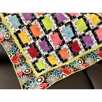 Floral Lap Quilt | 64 "x 70" - Moderne Patchwork Decke von QuiltsClothsCovers
