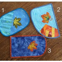 Gesteppte Becher Teppich Mit Herbst Blatt Stickerei von QuiltsKnitsnMore