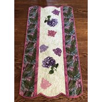 Hortensie Und Schmetterling Tischläufer von QuiltsKnitsnMore