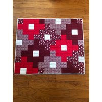 Rot-Weißer Baby Quilt von QuiltsofSummer