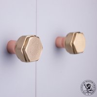 Handgemachter Sechseckiger Türknauf Aus Messing Moderne Möbelbeschläge Handgemachter Sechseckiger Türknauf Aus Messing Moderne Möbelbeschläge von QuirkHub