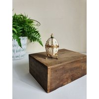 Vintage Metall Und Emaille Eiförmiger Schmucktopf - Sammlerstück Ornament Mit Stand von QuirkyAntiquesTom