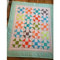 Heller Patchwork-Quilt von QuirkyBirdQuilts
