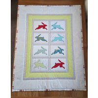 Runde/Baby Patchworkdecke Farbige Hasen Runde/Baby Patchworkdecke Farbige Hasen von QuirkyBirdQuilts