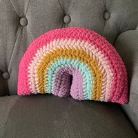 Gehäkeltes Regenbogen Kissen - Einhorn Zoe Stuffie Stofftier von QuirkyWitchArt