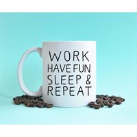 Motivierende Worte Becher, Arbeit Viel Spaß Schlafen Und Repat 11Oz Kaffee-Becher, Typografie-Becher, Lustige Motivierenden Spruch von QuiteFuzzy